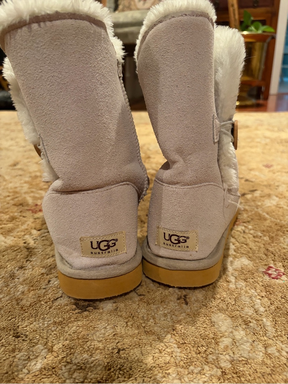 UGG women's Bailey Button ii Suede Shearling Boots in Light Gray women's 9 EUC